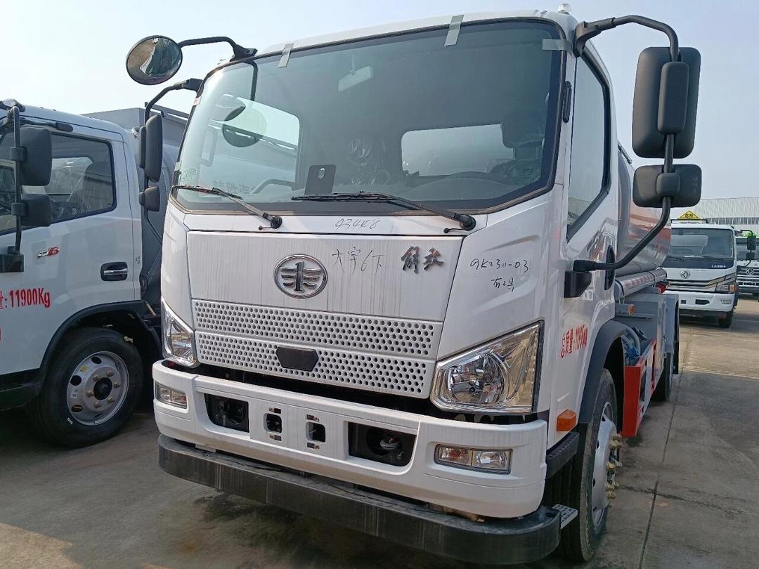 額載7噸油罐車與背罐車 運輸領域的可靠搭檔