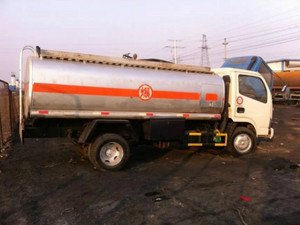 專業(yè)轉(zhuǎn)讓各類油罐車與背罐車，滿足不同運(yùn)輸需求